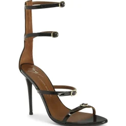 GISELLE BUCKLES 105